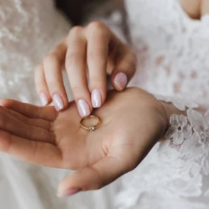 Jakie paznokcie na wiosnę? Jaka pielęgnacja? Ranking niezbędników