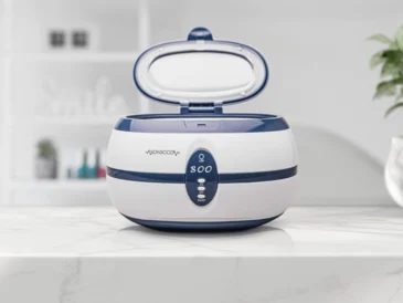 Myjka ultradźwiękowa w kolorze biało-niebieskim. W tle salon kosmetyczny