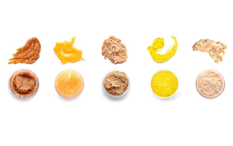 Różne rodzaje kosmetyków peelingów lub maseczek, w małych pojemniczkach