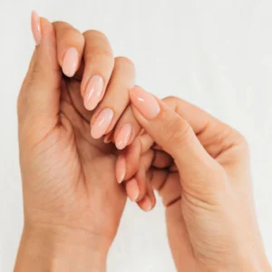 Najchętniej wybierane kolory paznokci hybrydowych na lato. Poznaj najnowsze lakiery hybrydowe!