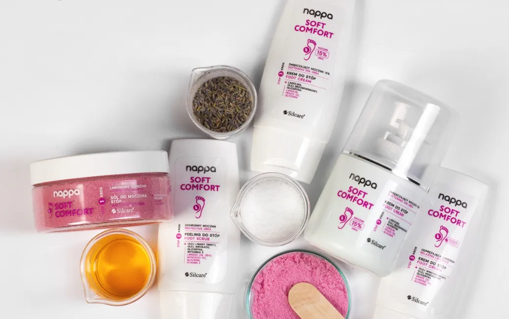 Zestaw do pielęgnacji stóp Nappa Soft Comfort, w skład którego wchodzą kremy, peelingi i sól do moczenia, wraz z naturalnymi składnikami