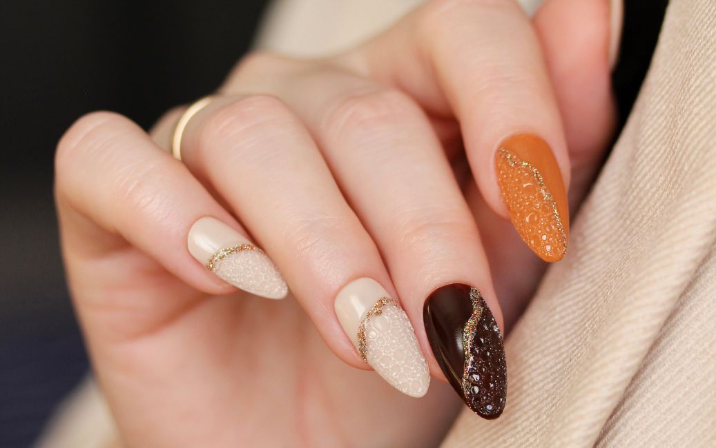 Stylizacja paznokci w odcieniach brązowo-beżowych. @magdalena czop
