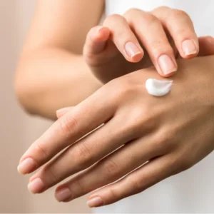 Lakiery hybrydowe – jak bezpiecznie stosować je w stylizacji paznokci?