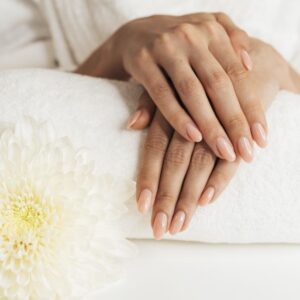 Lakiery hybrydowe – jak bezpiecznie stosować je w stylizacji paznokci?