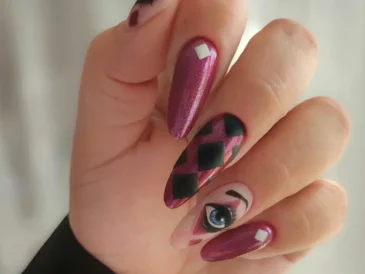 Manicure inspirowany Harley Quinn z różowymi paznokciami i czarnymi diamentowymi akcentami