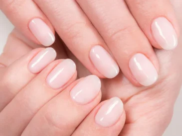 Zbliżenie na dłonie z naturalnymi, błyszczącymi i zadbanymi paznokciami