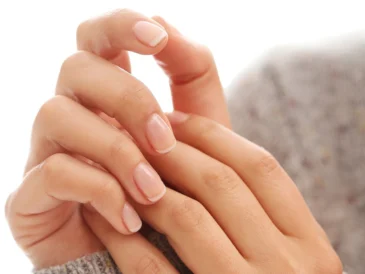 Naturalne, zadbane dłonie z delikatnym, subtelnym manicure