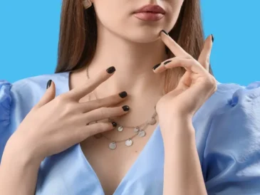 Paznokcie hybrydowe do niebieskiej sukienki