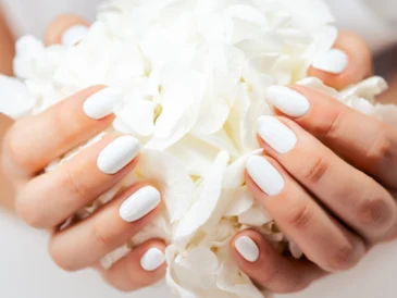 Top inspiracji na białe paznokcie