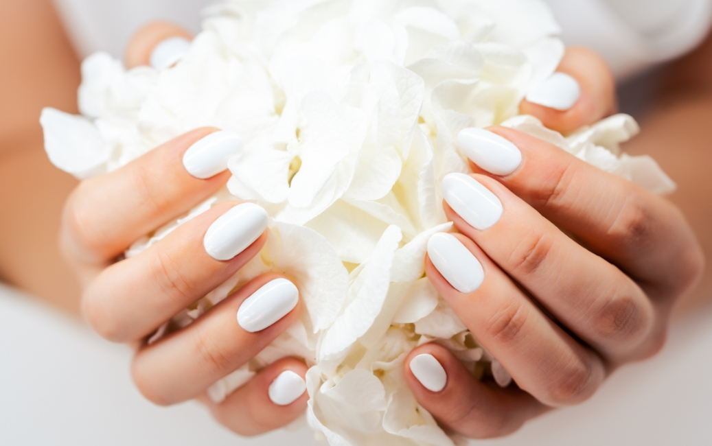 Top inspiracji na białe paznokcie