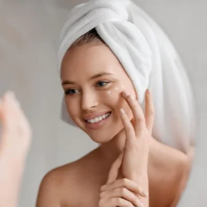 Paznokcie na lato 2025 – poznaj najgorętsze trendy