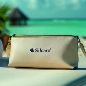 Plażowy vibe na paznokciach: 5 minimalistycznych wzorów, które kochają clean girlki