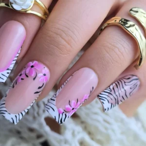 Złoto na paznokciach, złoto na skórze – czyli jak błyszczeć w stylu beach babe