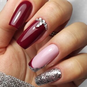 Paznokcie na Święta 2025 – inspiracje pełne blasku i magii!