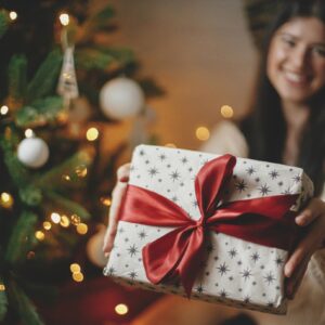 Paznokcie na Sylwestra 2025/2026 – olśniewające stylizacje, które przetrwają całą noc